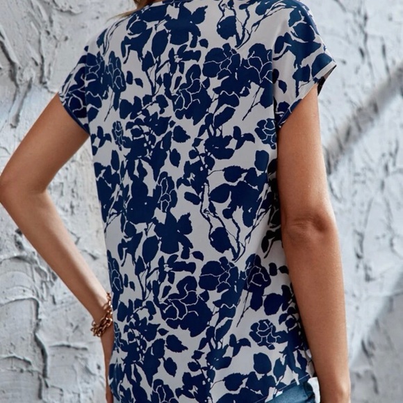 All Over Floral Print V Neck Blouse *NEW* - Picture 2 of 6